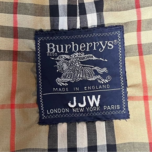 Burberry trench coat. - Picture 11 of 15